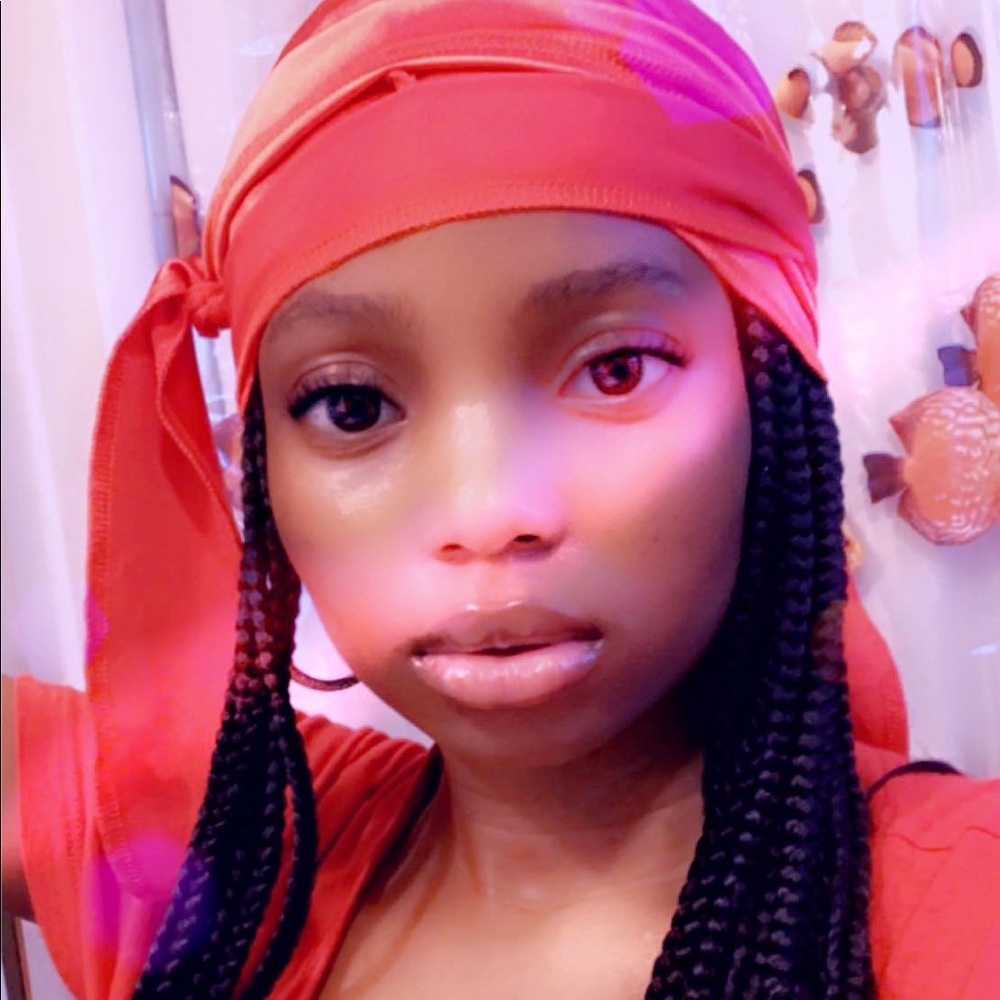 Meet your Posher, Adeola